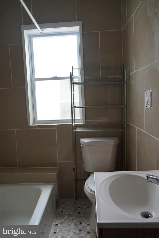 1506 Centre Ave, Reading, PA 19601 - full bathroom featuring tile walls, toilet, vanity, and a bathtub