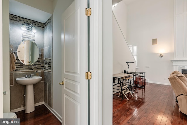 196 Pipers Inn Dr, Fountainville, PA 18923 - bathroom with wood-type flooring, a fireplace, baseboards, and a sink