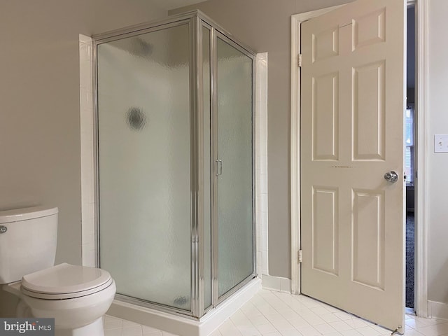 12625 Kempston Ln, Woodbridge, VA 22192 - bathroom featuring tile patterned floors, a stall shower, toilet, and baseboards