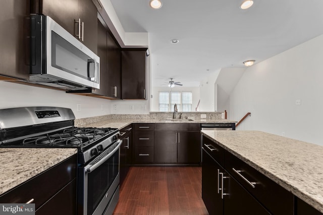 kitchen featuring stainless steel appliances, a sink, dark wood finished floors, ceiling fan, and recessed lighting