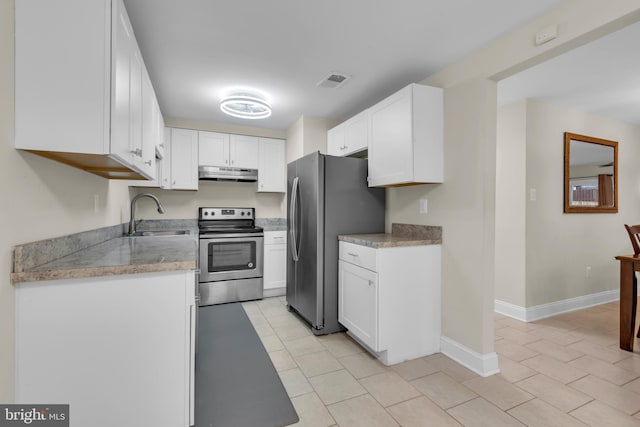 1458 Blockton Ct, Crofton, MD 21114 - kitchen with stainless steel appliances, under cabinet range hood, a sink, white cabinetry, and baseboards
