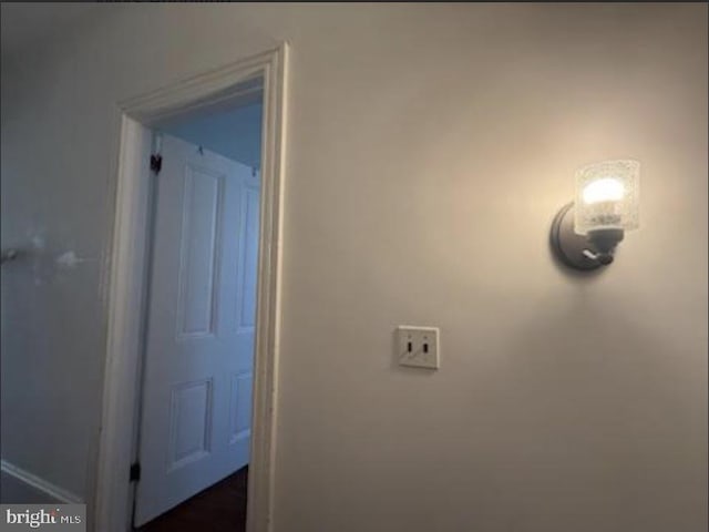 333 E Union St, Burlington, NJ 08016 - detailed view of baseboards