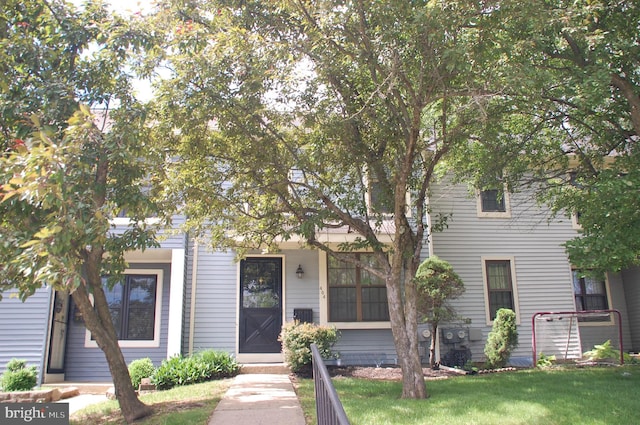 404 Franklin Ct, North Wales, PA 19454 - view of front facade featuring a front yard