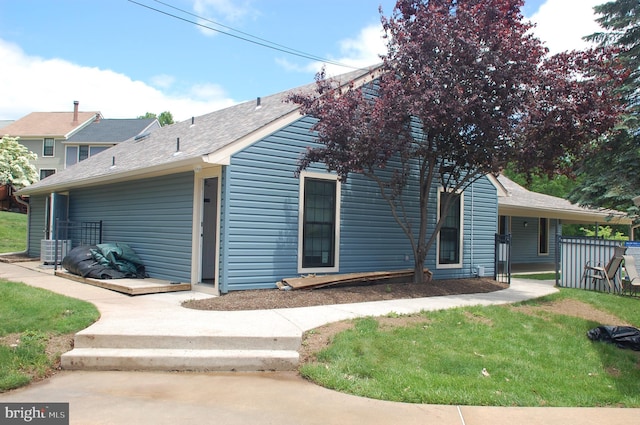 404 Franklin Ct, North Wales, PA 19454 - view of side of home with a lawn