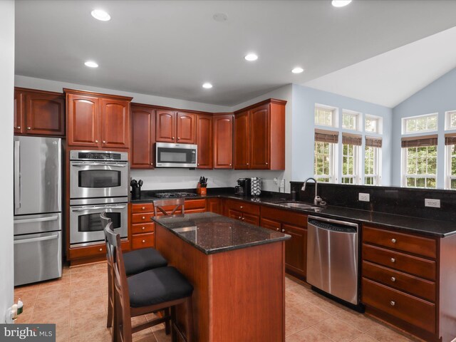 9499 Ballagan Ct, Bristow, VA 20136 - kitchen featuring stainless steel appliances, a sink, a peninsula, a center island, and recessed lighting