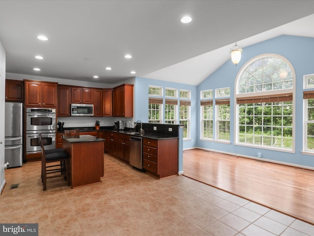 9499 Ballagan Ct, Bristow, VA 20136 - kitchen featuring appliances with stainless steel finishes, plenty of natural light, a sink, dark countertops, and recessed lighting