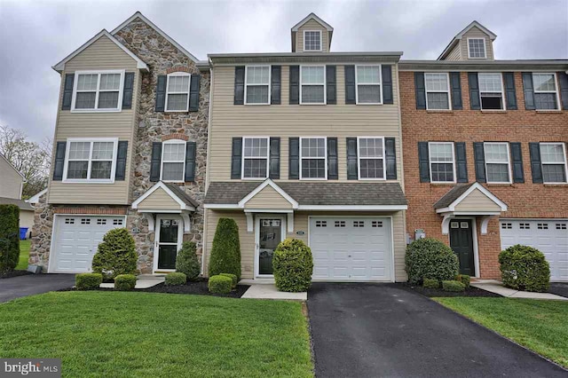 113 Westpoint Dr, Carlisle, PA 17013 - view of property featuring driveway, a front yard, and a garage