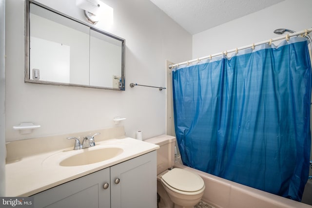807 Fulton Pl, Woodbridge, VA 22191 - bathroom featuring toilet, vanity, shower / bath combination with curtain, and a textured ceiling