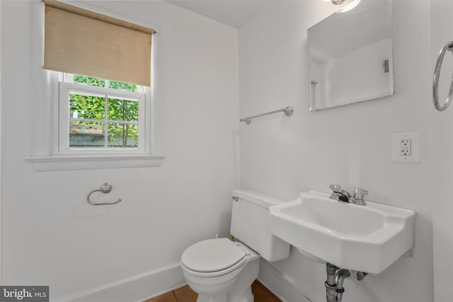 807 Fulton Pl, Woodbridge, VA 22191 - bathroom featuring toilet, baseboards, a sink, and tile patterned floors