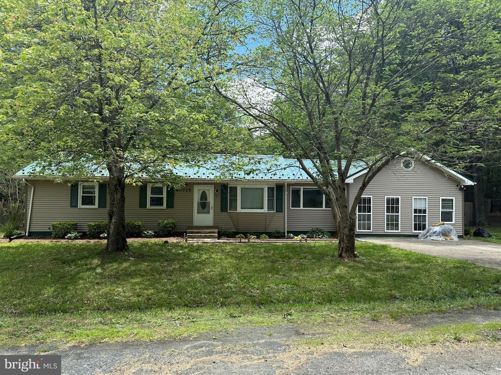 40775 Kennedy Ct, Mechanicsville, MD 20659 - ranch-style house with entry steps and a front lawn