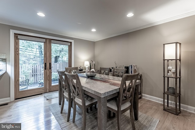 7414 Golden Horseshoe Ct, Springfield, VA 22153 - dining room featuring light wood-style flooring, crown molding, and recessed lighting