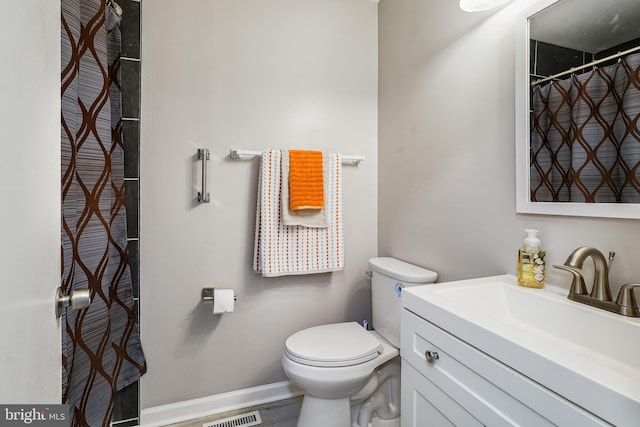 205 Highland Blvd, New Castle, DE 19720 - bathroom featuring toilet, vanity, curtained shower, and baseboards