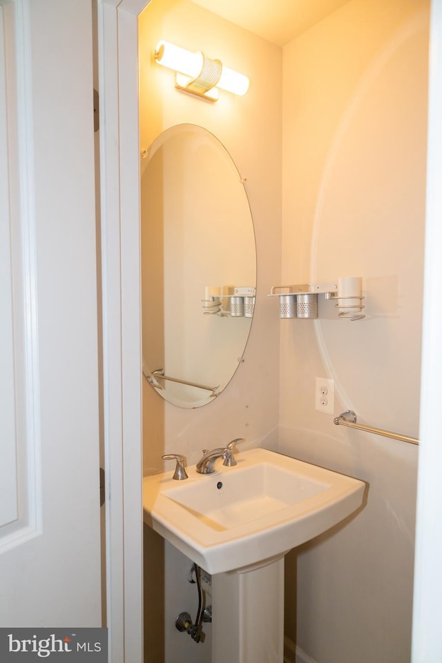 42624 Lisburn Chase Ter, Chantilly, VA 20152 - bathroom with a sink