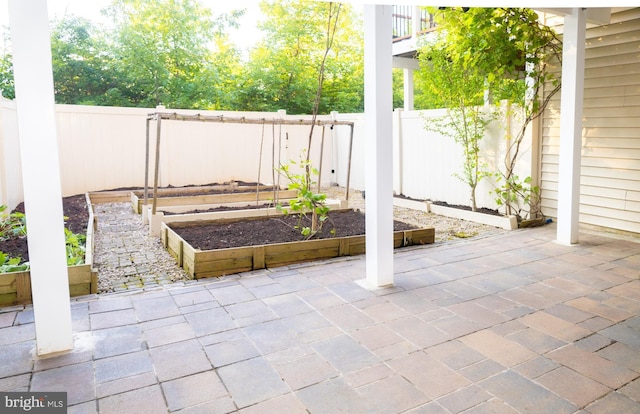 42624 Lisburn Chase Ter, Chantilly, VA 20152 - fenced backyard with a garden and a patio