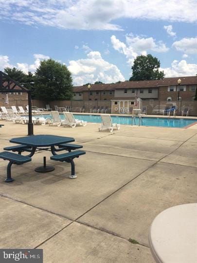 185 La Cascata, Clementon, NJ 08021 - community pool with a patio area