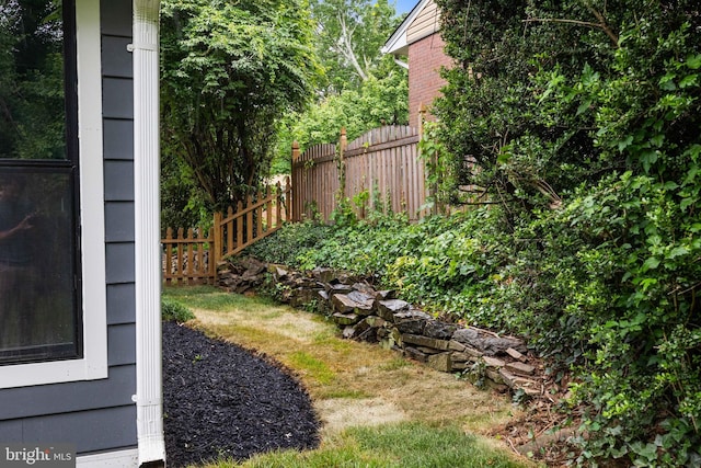 9813 Singleton Dr, Bethesda, MD 20817 - view of yard