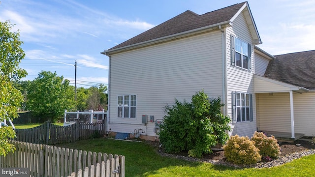 134 Cobblestone Dr, Gilbertsville, PA 19525 - view of side of home featuring a shingled roof