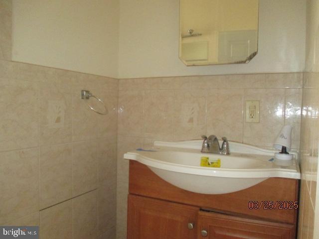 5322 N Carlisle St, Philadelphia, PA 19141 - bathroom with vanity