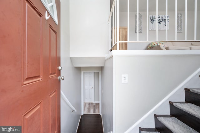 13713 Mayfair Ct, Woodbridge, VA 22193 - foyer with stairway and a towering ceiling