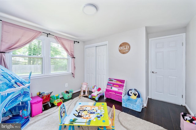 13713 Mayfair Ct, Woodbridge, VA 22193 - rec room with dark wood finished floors and baseboards