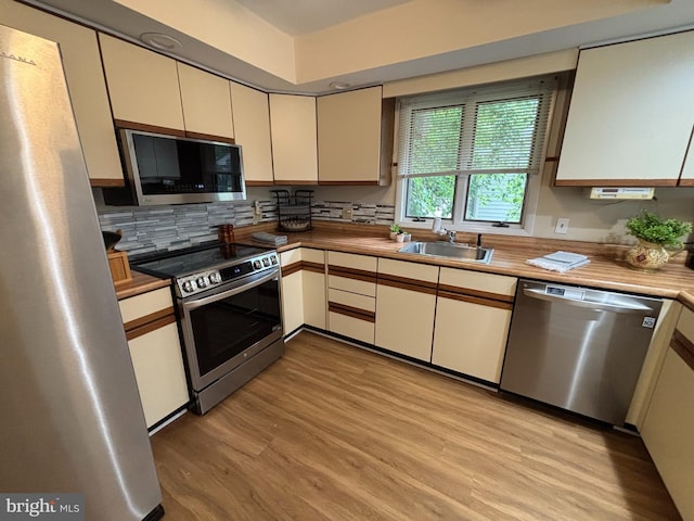 21 Moby Dick Dr, Ocean Pines, MD 21811 - kitchen featuring appliances with stainless steel finishes, a sink, light wood-style floors, and backsplash