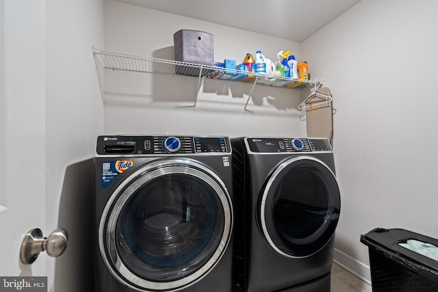 15590 Grade Line Pl, Woodbridge, VA 22191 - laundry area featuring washing machine and dryer, baseboards, and tile patterned flooring