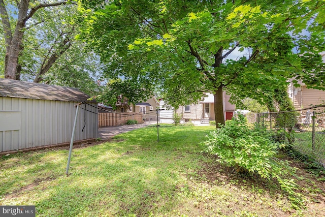 view of yard featuring an outdoor structure