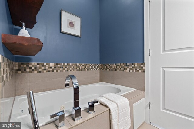 1423 1st St NW Unit B, Washington, DC 20001 - bathroom with a jetted tub