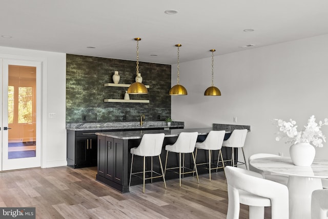 935 Dead Run Dr, Mclean, VA 22101 - indoor wet bar featuring wood finished floors, tasteful backsplash, and pendant lighting