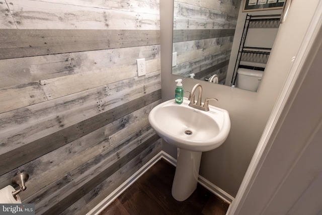 104 Overlook Dr, Hanover, PA 17331 - bathroom featuring wooden walls