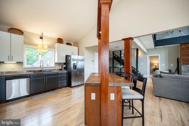 311 Summit Woods Dr, Mc Henry, MD 21541 - kitchen featuring stainless steel appliances, a sink, a kitchen bar, high vaulted ceiling, and ornate columns