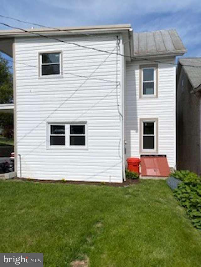 70 Chestnut St, Mohnton, PA 19540 - rear view of house featuring a lawn