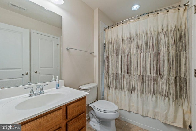 full bath with vanity, toilet, shower / bath combo with shower curtain, and recessed lighting