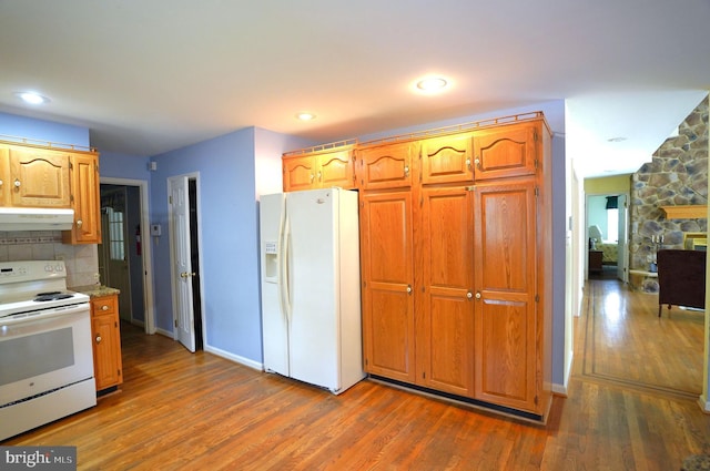 301 Country Club Trl, Fairfield, PA 17320 - kitchen featuring white appliances, under cabinet range hood, wood finished floors, decorative backsplash, and baseboards