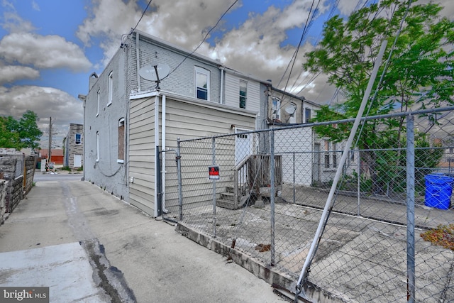 2213 E Madison St, Baltimore, MD 21205 - view of side of property