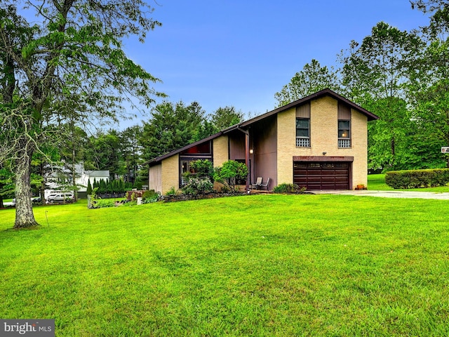 2 Barnstable Ct, Owings Mills, MD 21117 - mid-century home with driveway, stucco siding, a garage, and a front lawn