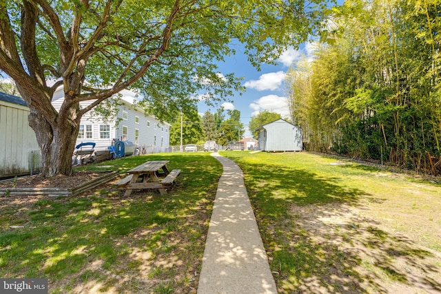 view of green lawn