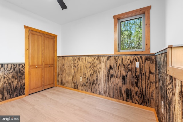 2107 Lenape Ter, Canadensis, PA 18325 - unfurnished room featuring wainscoting, wood finished floors, and a ceiling fan