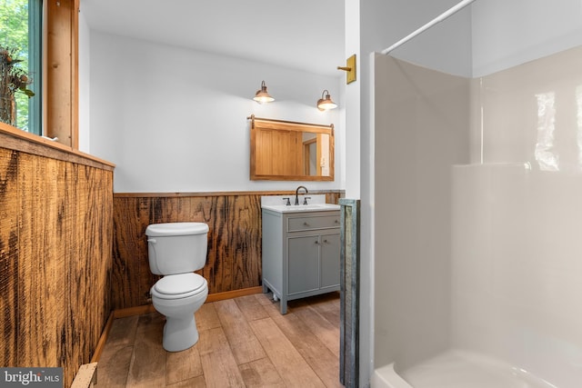 2107 Lenape Ter, Canadensis, PA 18325 - full bath with a shower, toilet, wood finished floors, wainscoting, and vanity