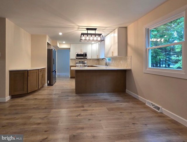 585 Andrew Dr, Southampton, PA 18966 - kitchen featuring appliances with stainless steel finishes, a peninsula, a sink, baseboards, and recessed lighting
