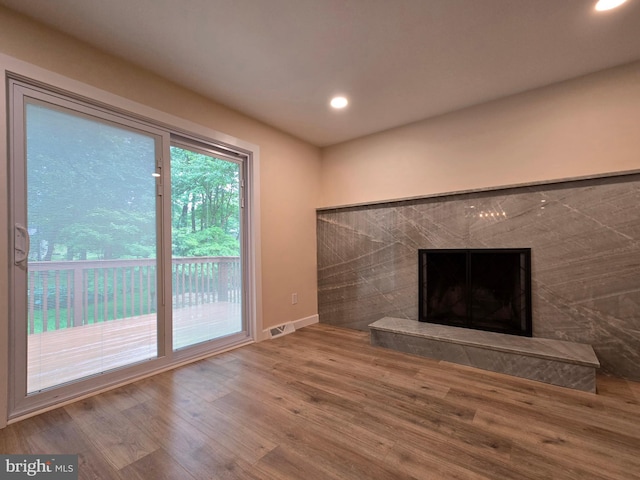 585 Andrew Dr, Southampton, PA 18966 - unfurnished living room featuring wood finished floors, recessed lighting, a fireplace, and baseboards