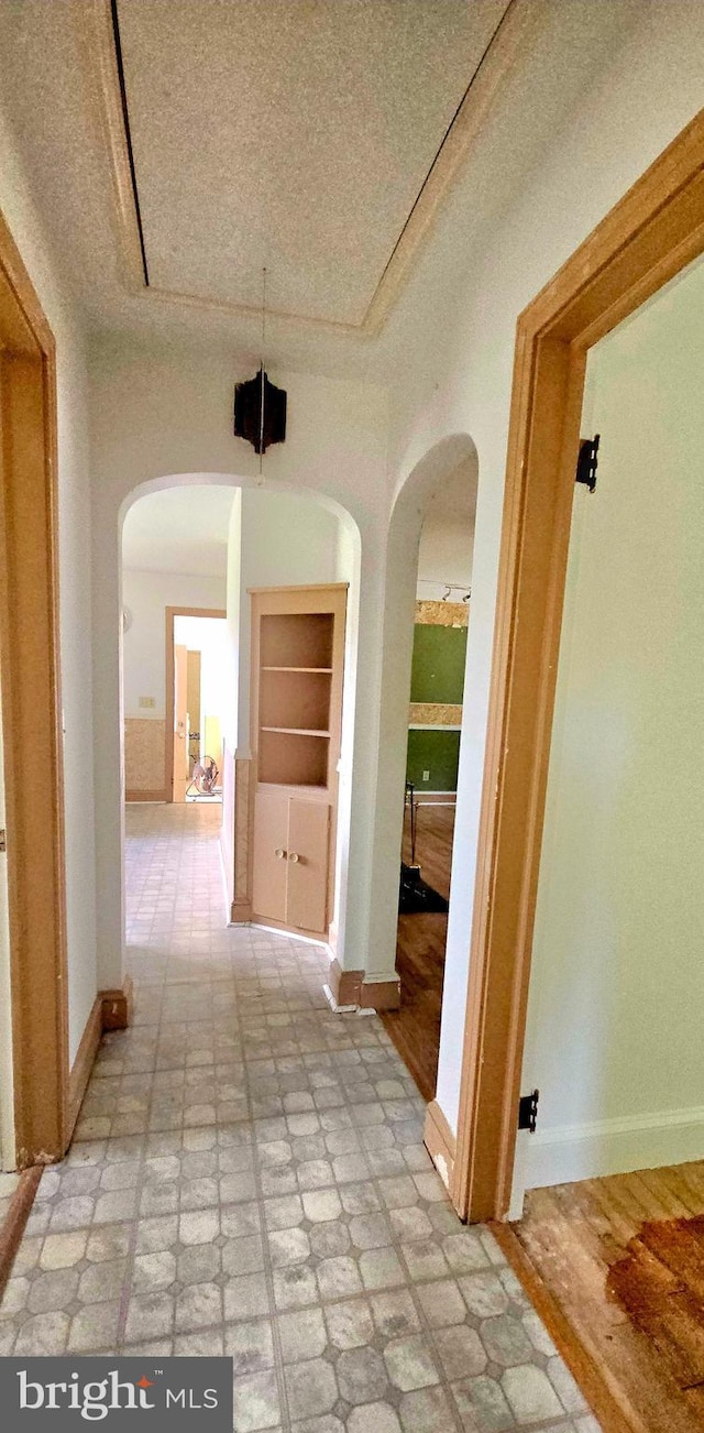 30292 Vines Creek Rd, Dagsboro, DE 19939 - corridor with arched walkways and baseboards