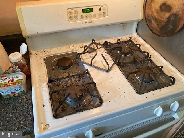 3121 University Blvd W Unit 3, Kensington, MD 20895 - kitchen view of white gas range
