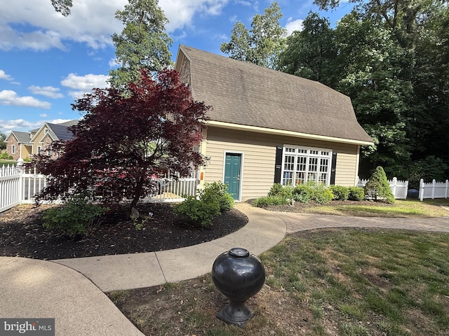 12534 Fawn Dr, Laurel, DE 19956 - view of front facade featuring a gambrel roof and roof with shingles