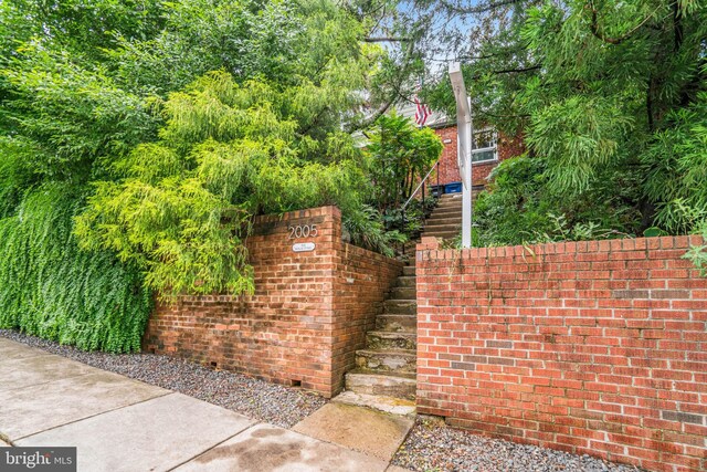 2005 S Quincy St, Arlington, VA 22204 - gate with stairs