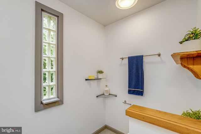 2005 S Quincy St, Arlington, VA 22204 - bathroom with baseboards