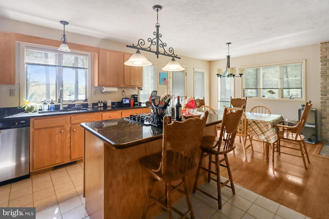 200 Sunset Cir, Cross Junction, VA 22625 - kitchen featuring a sink, stainless steel appliances, a kitchen island, light tile patterned floors, and dark countertops