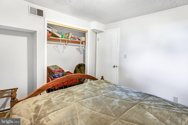 200 Sunset Cir, Cross Junction, VA 22625 - bedroom featuring a closet and a textured ceiling