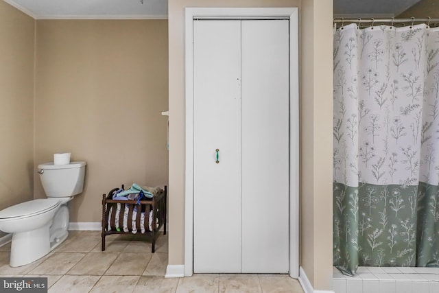 200 Sunset Cir, Cross Junction, VA 22625 - full bath featuring toilet, curtained shower, baseboards, tile patterned floors, and crown molding