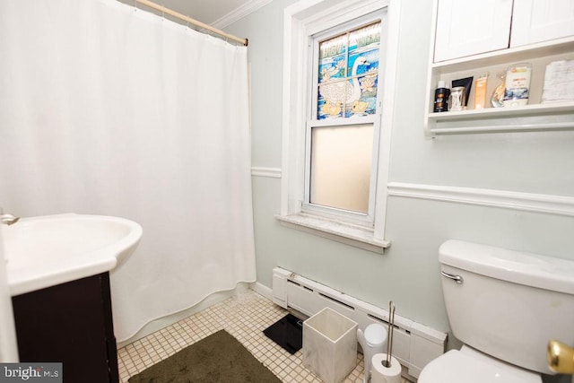 206 Mifflin St, Philadelphia, PA 19148 - full bath featuring vanity, toilet, a shower with curtain, ornamental molding, and baseboards